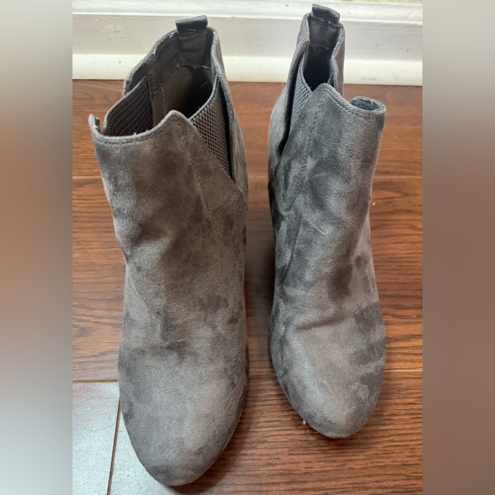 Report | Gray Suede Women’s Ankle Booties | Size 7 - Picture 2 of 6